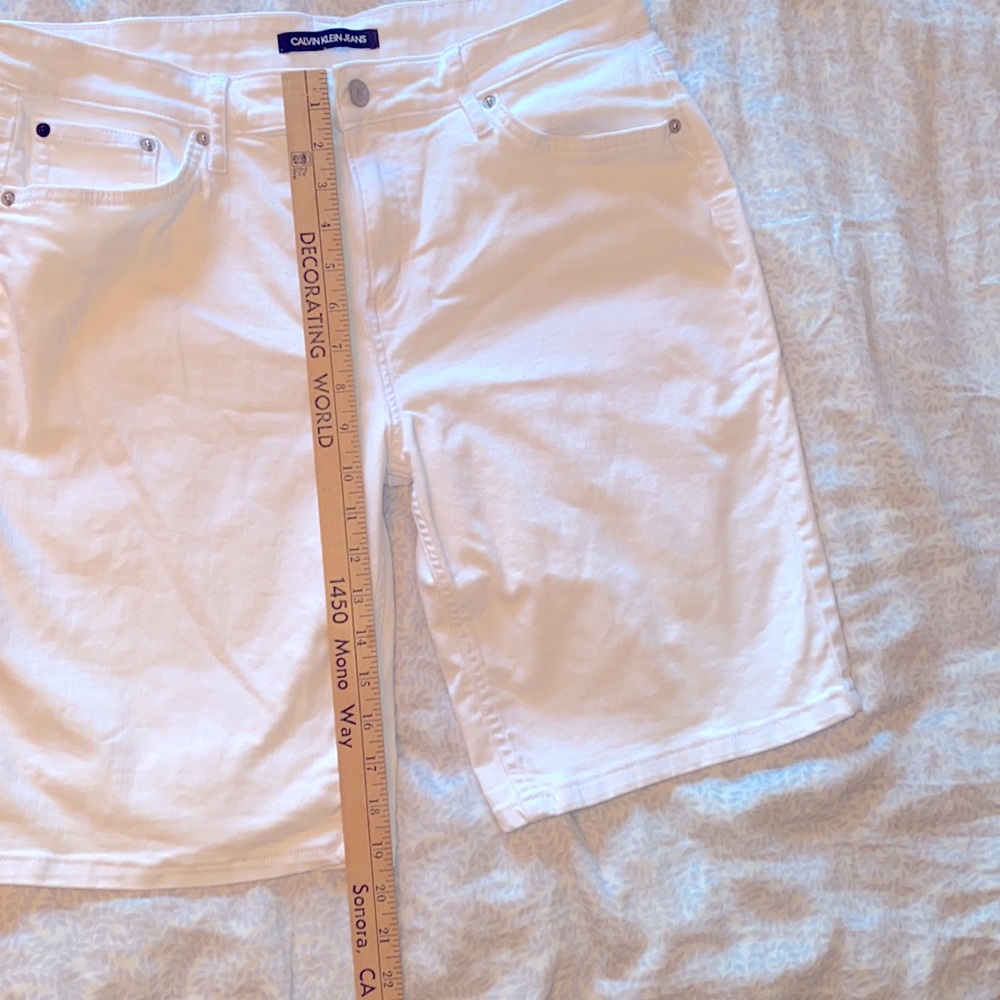 Calvin Klein Women’s White Bermuda length shorts. Size 14. Like New. - Picture 6 of 8